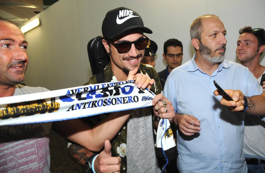Alla Malpensa, Osvaldo ha subito assaggiato il calore dei tifosi dell&#39;Inter: cori e una sciarpa nerazzurra intorno al collo. 
